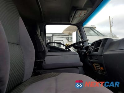 Piąte zdjęcie samochodu w środku: 2019 ISUZU FTR FLATBED TRUCK VIN:54DK6S169KSG00415 - miniatura