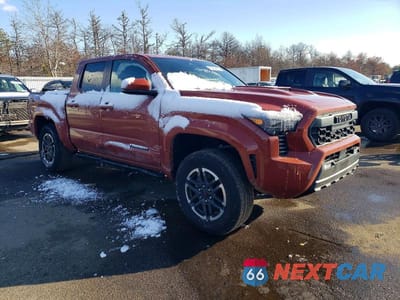 Czwarte zdjęcie samochodu z boku: 2025 TOYOTA TACOMA DOUBLE CAB VIN:3TMLB5JN7SM130100 - miniatura