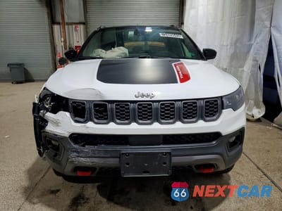 Piąte zdjęcie samochodu w środku: 2025 JEEP COMPASS TRAILHAWK VIN:3C4NJDDN5ST564250 - miniatura