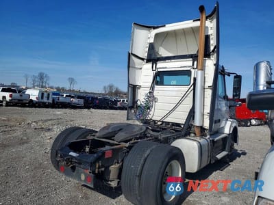 Czwarte zdjęcie samochodu z boku: 2016 VOLVO VNL SEMI TRUCK VIN:4V4N39TGXGN965623 - miniatura