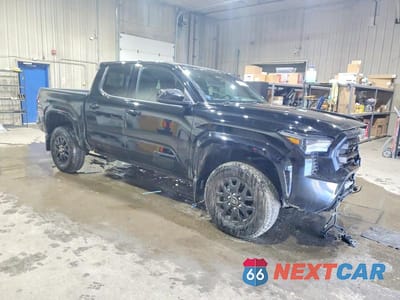 Czwarte zdjęcie samochodu z boku: 2025 TOYOTA TACOMA SR5 VIN:3TMLB5JN7SM159015 - miniatura