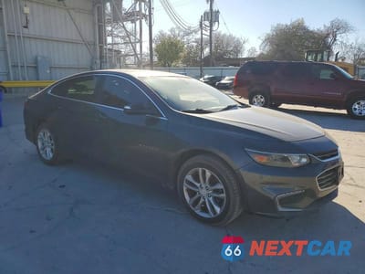 Czwarte zdjęcie samochodu z boku: 2018 CHEVROLET MALIBU LT VIN:1G1ZD5ST1JF121529 - miniatura