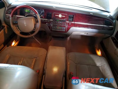 Zdjęcie 8 z 12 samochodu: 2005 LINCOLN TOWN CAR SIGNATURE LIMITED VIN:1LNHM82W75Y623143 - miniatura