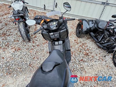 Zdjęcie 6 z 9 samochodu: 2023 SUZUKI AN400 A VIN:JS1DU11J3P7100298 - miniatura