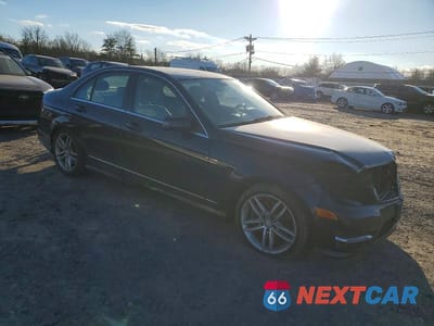 Czwarte zdjęcie samochodu z boku: 2014 MERCEDES-BENZ C 300 4MATIC VIN:WDDGF8AB0ER322755 - miniatura