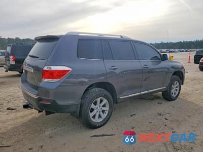 Trzecie zdjęcie samochodu z tyłu: 2012 TOYOTA HIGHLANDER BASE VIN:5TDBK3EH6CS161537 - miniatura