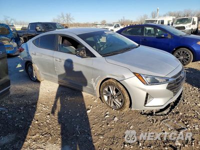 Czwarte zdjęcie samochodu z boku: 2019 HYUNDAI ELANTRA SEL VIN:KMHD84LF6KU746509 - miniatura