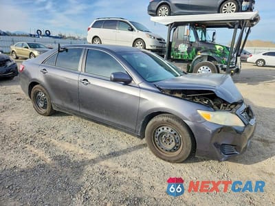 Czwarte zdjęcie samochodu z boku: 2010 TOYOTA CAMRY BASE VIN:4T4BF3EK0AR012843 - miniatura