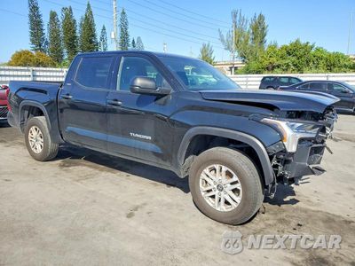 Czwarte zdjęcie samochodu z boku: 2025 TOYOTA TUNDRA CREWMAX SR VIN:5TFLA5DB1SX284459 - miniatura