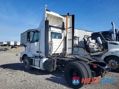 Trzecie zdjęcie samochodu z tyłu: 2016 VOLVO VNL SEMI TRUCK VIN:4V4N39TGXGN965623 - miniatura