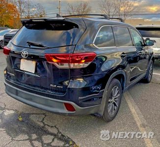 Czwarte zdjęcie samochodu z boku: 2019 TOYOTA HIGHLANDER XLE VIN:5TDJZRFH7KS599622 - miniatura