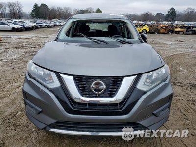 Piąte zdjęcie samochodu w środku: 2018 NISSAN ROGUE S VIN:5N1AT2MT2JC752757 - miniatura