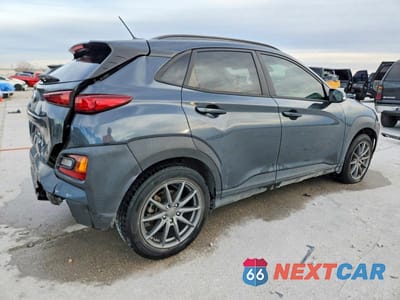 Trzecie zdjęcie samochodu z tyłu: 2020 HYUNDAI KONA SEL VIN:KM8K22AA5LU476260 - miniatura