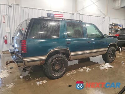 Trzecie zdjęcie samochodu z tyłu: 1999 GMC YUKON VIN:1GKEK13R0XJ795799 - miniatura