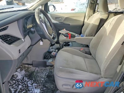 Zdjęcie 7 z 12 samochodu: 2018 TOYOTA SIENNA LE VIN:5TDJZ3DC9JS190606 - miniatura