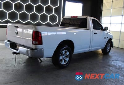 Trzecie zdjęcie samochodu z tyłu: 2019 RAM 1500 CLASSIC TRADESMAN VIN:3C6JR6DT4KG506907 - miniatura