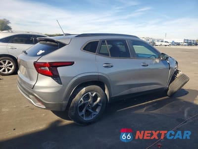 Trzecie zdjęcie samochodu z tyłu: 2024 CHEVROLET TRAX 1LT VIN:KL77LHE27RC132891 - miniatura