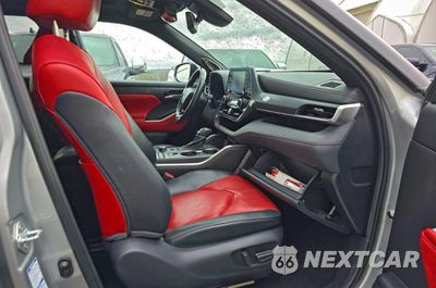 Piąte zdjęcie samochodu w środku: 2022 TOYOTA HIGHLANDER XSE VIN:5TDJZRBH9NS200672 - miniatura