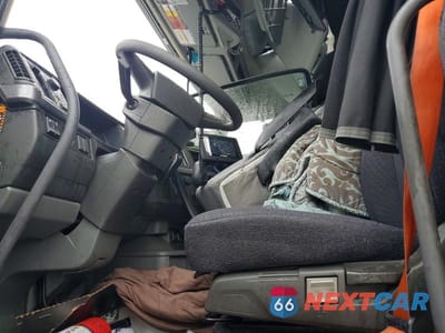 Piąte zdjęcie samochodu w środku: 2024 VOLVO VNL SEMI TRUCK VIN:4V4NC9EH7RN638895 - miniatura