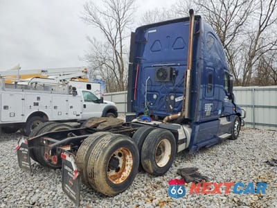 Czwarte zdjęcie samochodu z boku: 2014 FREIGHTLINER CASCADIA SEMI TRUCK VIN:3AKJGLD67ESFP1281 - miniatura