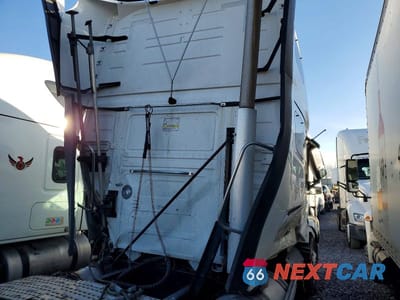 Zdjęcie 6 z 10 samochodu: 2022 VOLVO VNL SEMI TRUCK VIN:4V4NC9EH4NN281881 - miniatura