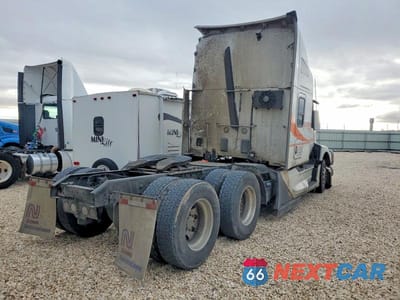 Czwarte zdjęcie samochodu z boku: 2023 KENWORTH T680 SEMI TRUCK VIN:1XKYD49X0PJ236932 - miniatura