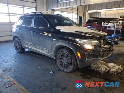 Czwarte zdjęcie samochodu z boku: 2022 KIA SELTOS NIGHTFALL VIN:KNDEUCA27N7259336 - miniatura