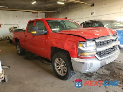 Czwarte zdjęcie samochodu z boku: 2017 CHEVROLET SILVERADO K1500 LT VIN:1GCVKREC5HZ135490 - miniatura