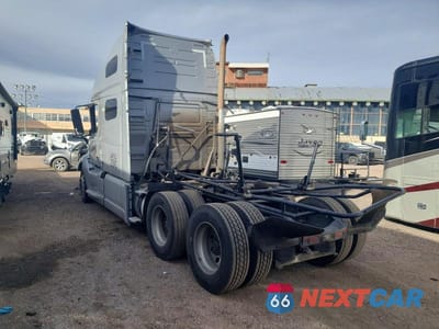 Trzecie zdjęcie samochodu z tyłu: 2019 VOLVO VNL SEMI TRUCK VIN:4V4NC9TH4KN217788 - miniatura