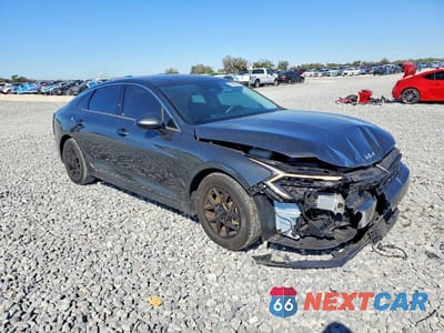 Czwarte zdjęcie samochodu z boku: 2025 KIA K5 LXS VIN:KNAG24J71S5281305 - miniatura