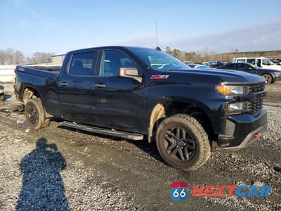 Czwarte zdjęcie samochodu z boku: 2021 CHEVROLET SILVERADO K1500 TRAIL BOSS CUSTOM VIN:3GCPYCEF3MG116350 - miniatura