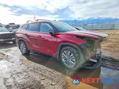 Czwarte zdjęcie samochodu z boku: 2023 TOYOTA HIGHLANDER HYBRID LIMITED VIN:5TDEBRCH3PS594936 - miniatura