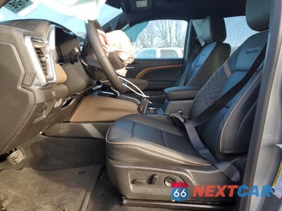 Zdjęcie 7 z 12 samochodu: 2025 GMC CANYON DENALI VIN:1GTP2FEK0S1243603 - miniatura