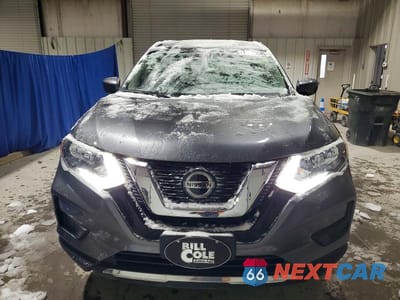 Piąte zdjęcie samochodu w środku: 2019 NISSAN ROGUE S VIN:5N1AT2MV0KC784514 - miniatura