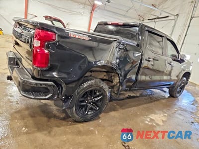 Trzecie zdjęcie samochodu z tyłu: 2021 CHEVROLET SILVERADO K1500 TRAIL BOSS CUSTOM VIN:1GCPYCEF6MZ401091 - miniatura