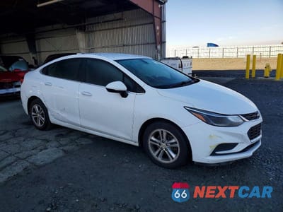 Czwarte zdjęcie samochodu z boku: 2018 CHEVROLET CRUZE LT VIN:1G1BE5SM2J7107897 - miniatura