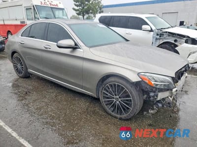 Czwarte zdjęcie samochodu z boku: 2019 MERCEDES-BENZ C 300 VIN:55SWF8DB7KU317067 - miniatura