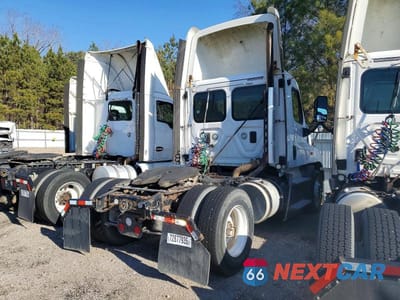 Czwarte zdjęcie samochodu z boku: 2015 FREIGHTLINER CASCADIA SEMI TRUCK VIN:1FUBGEDV6FLGH4742 - miniatura