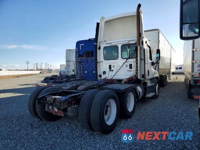 Czwarte zdjęcie samochodu z boku: 2016 FREIGHTLINER CASCADIA 125 SEMI TRUCK VIN:1FUJGEDV6GLHC5914 - miniatura