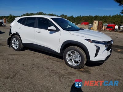 Czwarte zdjęcie samochodu z boku: 2025 CHEVROLET TRAX LS VIN:KL77LFEP3SC277013 - miniatura