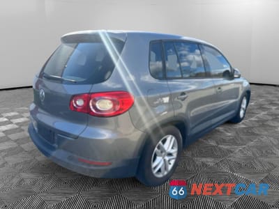 Czwarte zdjęcie samochodu z boku: 2011 VOLKSWAGEN TIGUAN S VIN:WVGCV7AX1BW502417 - miniatura