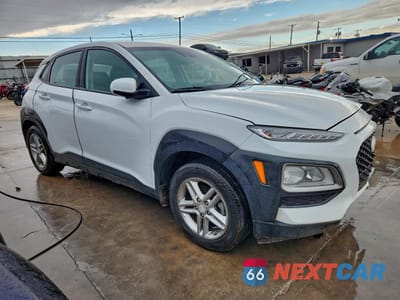 Czwarte zdjęcie samochodu z boku: 2020 HYUNDAI KONA SE VIN:KM8K12AA0LU583879 - miniatura