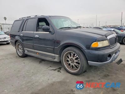 Czwarte zdjęcie samochodu z boku: 2000 LINCOLN NAVIGATOR VIN:5LMEU27A2YLJ30580 - miniatura