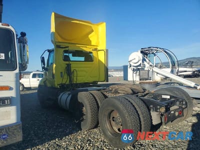 Trzecie zdjęcie samochodu z tyłu: 2018 INTERNATIONAL RH613 SEMI TRUCK VIN:3HSDWTZR8JN347160 - miniatura