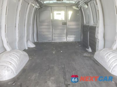 Zdjęcie 10 z 14 samochodu: 2022 CHEVROLET EXPRESS G2500 DELIVERY VAN VIN:1GCWGAF75N1213351 - miniatura