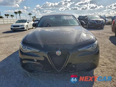 Piąte zdjęcie samochodu w środku: 2019 ALFA ROMEO GIULIA VIN:ZARFAMAN4K7622772 - miniatura