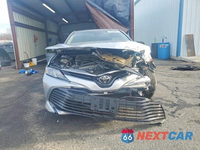 Piąte zdjęcie samochodu w środku: 2018 TOYOTA CAMRY LE VIN:4T1B11HK5JU032465 - miniatura