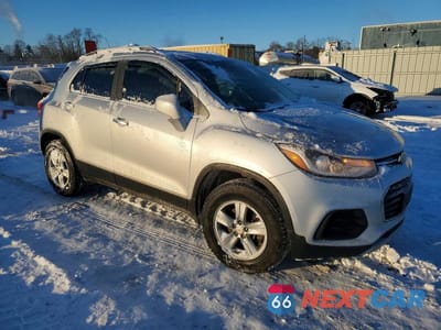 Czwarte zdjęcie samochodu z boku: 2019 CHEVROLET TRAX 1LT VIN:KL7CJPSB6KB780592 - miniatura