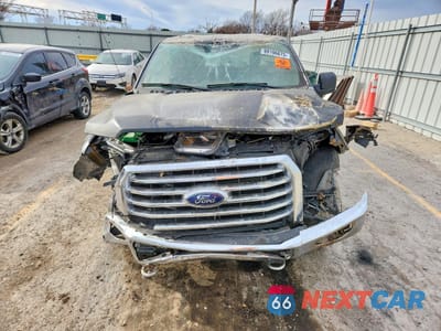 Piąte zdjęcie samochodu w środku: 2017 FORD F150 SUPERCREW VIN:1FTEW1EG6HKE50669 - miniatura