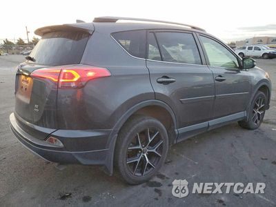 Trzecie zdjęcie samochodu z tyłu: 2018 TOYOTA RAV4 SE VIN:JTMJFREV1JJ231819 - miniatura